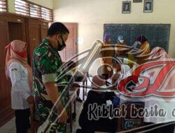 Babinsa Jatisari Dampingi Vaksinasi Tiga Sekolah Dasar