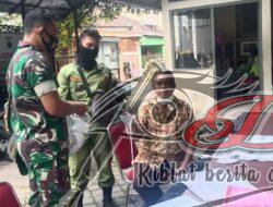 Kompak, Babinsa Bersama Linmas Bagikan Masker Kepada Warga