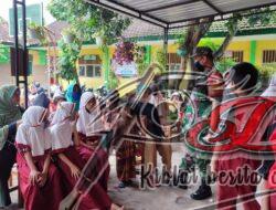 Babinsa Leces dampingi vaksinasi murid SDN 1 Krajan Leces Kabupaten Probolinggo