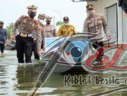 Gunakan Perahu, Polantas Peduli Bagikan Sembako Warga Lamongan Terdampak Banjir
