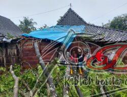 Babinsa Klego Bersama Warga Bantu Rumah Tertimpa Pohon Akibat Hujan Angin