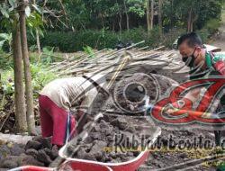 Babinsa Bantu Pengurukan Jalan Sebagai Pelopor Wilayah Binaan