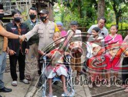 Bhabinkamtibmas Polres Situbondo-Persatuan Advokat Indonesia Pasuruan Santuni Kursi Roda Kakek Parto