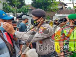 Tim Pamor Keris Bagikan Masker Gratis di Pasar Hewan Trenggalek