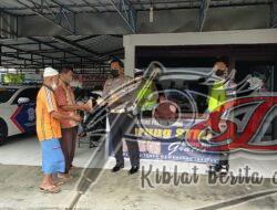 Peduli Warga Kurang Mampu, Satlantas Polres Ngawi Barbagi Makanan Gratis