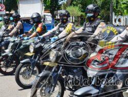 Giat Pamor Keris, Polsek Tambaksari  Bagikan Jas Hujan