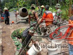 Koramil Selo Kompak Bersama Warga Laksanakan Pengecoran Jalan