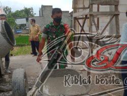 Wujudkan Kepedulian, Babinsa Bantu Bangun Rumah Warga Binaan