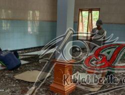 Babinsa Saradan Bantu Pemasangan Granit di Masjid Al Amin