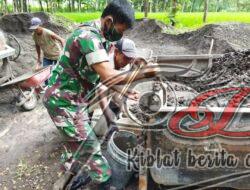 Babinsa Trosobo Gelar Karya Bakti Pengecoran Jalan