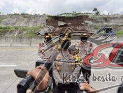 Kapolda Jatim Mengecek Lokasi Tanah Longsor di Tol Pandaan – Malang