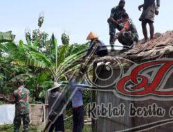 Babinsa Boyolali Gotong Royong Perbaiki Rumah Warga Binaan