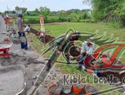 Babinsa Koramil Nogosari Bantu Pembangunan Talud