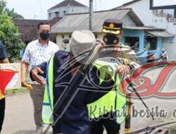 Polres Blitar Kota Peduli Supeltas Penjaga Perlintasan Kereta Api Tanpa Palang Pintu