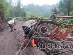 Polres Probolinggo Gerak Cepat Bantu Masyarakat Evakuasi Tebing Longsor di Jalur Wisata Bromo