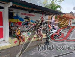 Danramil 03/Serengan-Babinsa Pantau Prokes Sambil Bagikan Masker Kepada Warga Jayengan