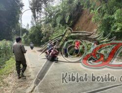 Koramil Selo-Warga Bahu Membahu Bersihkan Jalan Boyolali-Magelang Yang Tertutup Longsor