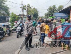 Polsek Tambaksari  Pantau Antrean Minyak Goreng Curah