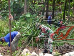 Babinsa Jetak Bantu Warga Bangun Talud