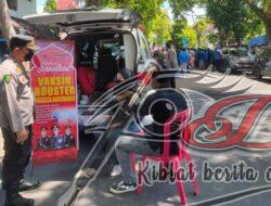 Berbagi Bunga Hingga Vaksinasi Mahasiswa, Polisi Kawal Aksi Damai BEM di Banyuwangi