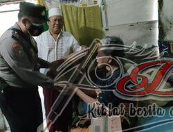 Bentuk Kepedulian Nyata, Kapolsek Tambaksari Bagikan Baksos Untuk Janda Tua