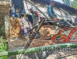 Jalin Keakraban Bersama Warga Binaan, Babinsa Gelar Perbaikan Rumah