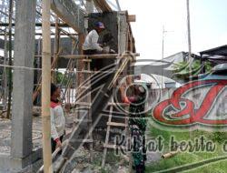 Terus Jalin Kebersamaan Babinsa Jurangjero Bantu Warga Bangun Mushola