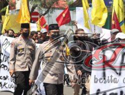 Pengamanan Aksi Mahasiswa, Petugas Polres Nganjuk Pakai Peci Tanpa Tongkat dan Tameng