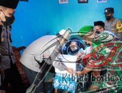 Kepedulian Nyata Polri, Kapolres Mojokerto Beri Kursi Roda Ke Mbah Munikah