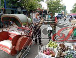 Covid-19 Belum Musnah, Serda Tito Bagikan Masker Gratis
