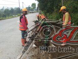 Membahayakan Pengguna Jalan, Babinsa Angkat Endapan Lumpur Di Saluran Air