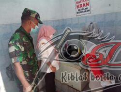 Dukung Gerakan PSN, Babinsa Dampingi Kader Jumantik Periksa Rumah Warga