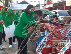 Ketua Persit Kodim Sukoharjo Terjun Langsung Bagikan Takjil