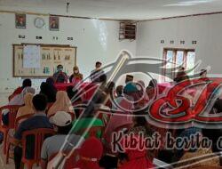 Pastikan Aman, Babinsa Dampingi Pembagian BLT