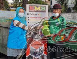 Berbagi Berkah Ramadhan Dihari Bumi, YKMS Bagikan Sembako Kepada Petugas Kebersihan