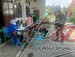 Babinsa Kelurahan Sumber Dampingi Vaksinasi di Masjid Al-Huda