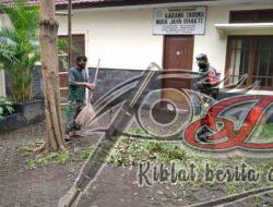 Tanamkan Hidup Gotong Royong, Babinsa dan Aparatur Kelurahan Joyotakan Kerja Bakti Bersama