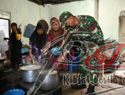 Ibu-Ibu Dukuh Senden Guyub Rukun Bagi Makanan Untuk Warga dan Anggota Satgas TMMD Sengkuyung Tahap I Kodim 0726/Sukoharjo