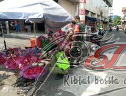 Babinsa Kemlayan PPKM di Sepanjang Jalan Honggowongso Kemlayan
