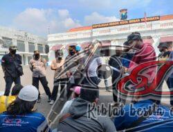 Sikap Humas Tebang Pilih, Puluhan Jurnalis Lakukan Aksi Didepan Mapolrestabes Surabaya