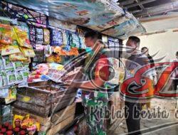 Sertu Priyanto Blusukan Pasar Harjodaksino Pantau Perkembangan Harga Minyak Goreng