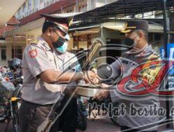 Kapolsek Tambaksari Berikan Penghargaan Ke Anggotanya