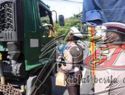 Cara Unik Polantas Polres Tanjung Perak Sampaikan Pesan Kamseltibcarlantas