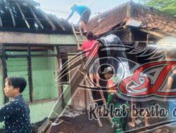 Babinsa Giatkan Gotong Royong Bantu Renovasi Rumah Warga