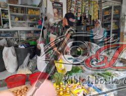 Sambangi Pasar Godog dan Glondongan Anggota Koramil 11 Polokarto Pantau Stok serta Harga Migor