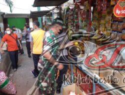 Koramil 10 Mojolaban Pantau Harga Migor dan Ketersedian Stok di Pasar Bekonang