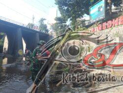 Babinsa Boyolali Gotong Royong Bersihkan Kali Kalongan