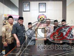 Kabid Humas Polda Jatim Dapatkan Penghargaan Dari Pesantren Al Quran Nurul Falah, HUT Bhayangkara ke 76