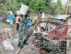 Kompak…! Babinsa dan Warga Gotong Royong Cor Jalan