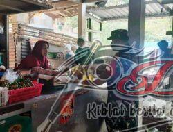 Sambangi 4 pasar Tradisional anggota Koramil 11 Polokarto cek harga minyak goreng.